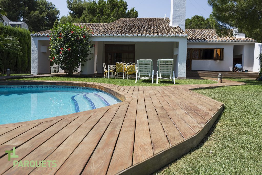 Figura serie Limpiar el piso Tarima exterior para tu piscina - Instalador de Parquets Valencia